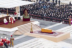 Archivo:Ratzinger funeral (08)