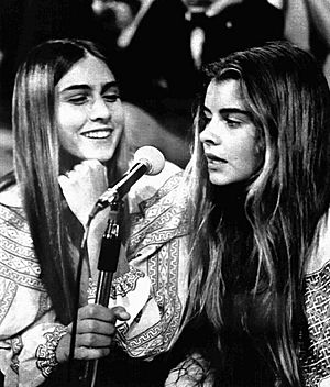Archivo:Romina and Taryn Power