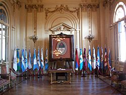 Archivo:Salón de la Bandera, con la bandera del Ejército del Norte donada por Belgrano (Casa de Gobierno de Jujuy).