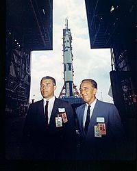 Archivo:Saturn 500F Rollout Attendees - GPN-2000-000616