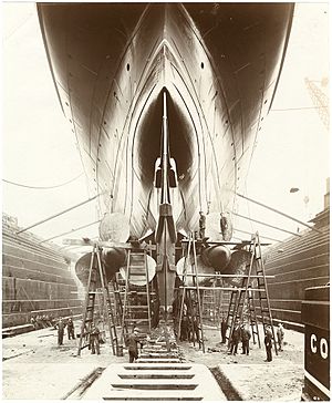 Archivo:Stern view of Lusitania on stocks showing the propellers and the launching cradle (9008463747)