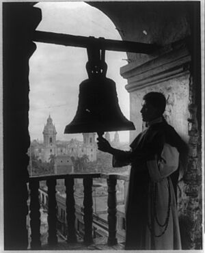 Archivo:Tower of Dominican Church, Lima, Peru LCCN2001705584