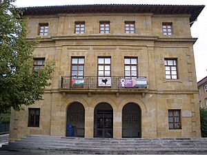 Archivo:Usúrbil - Ayuntamiento 1