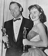 Archivo:William Holden and Donna Reed hold their gold-plated Oscars, 1954