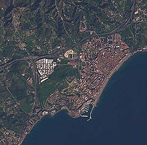 Archivo:(Estepona) Strait of Gibraltar, Mediterranean Sea (cropped)