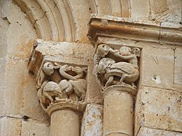 08 Monasterio de Palazuelos abside central exterior capiteles sirenas dragones ni