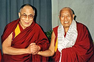 Archivo:14th Dalai Lama of Tibet and Bon Teacher Tenzin Namdak in 1978