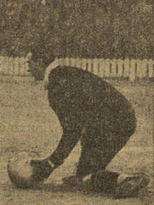 1926-01-04, La Nación, Barroso, el guardameta del Athletic, haciendo una parada en el partido de campeonato que ayer jugó su equipo con el de la Unión Sporting, Pío (cropped).jpg