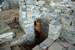 Archivo:Acceso a la cripta del Monasterio de San Pelai (Gavín)