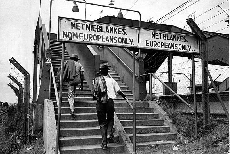 Apartheid-signs-trainstation