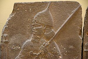 Archivo:Assyrian soldier holding a spear and wearing a helmet. Detail of a basalt relief from the palace of Tiglath-pileser III at Hadatu, Syria. 744-727 BCE. Ancient Orient Museum, Istanbul