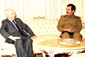 Archivo:Baath Party founder Michel Aflaq with Iraqi President Saddam Hussein in 1988