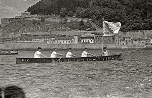Archivo:Batel del Club Deportivo Esperanza en la bahía de la Concha (1 de 1) - Fondo Car-Kutxa Fototeka