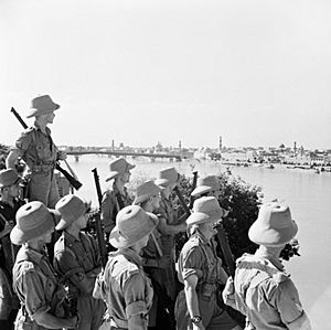 Archivo:BritsLookingOnBaghdad1941