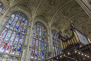 Archivo:Cambridge - King's Chapel - Orgue plafond et vitraux