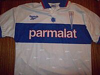 Archivo:Camiseta oficial de Universidad Católica 1998 - 1999