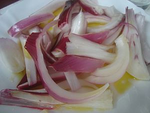 Archivo:Cebolla roja cortada y aliñada con aceite de oliva, sal y vinagre