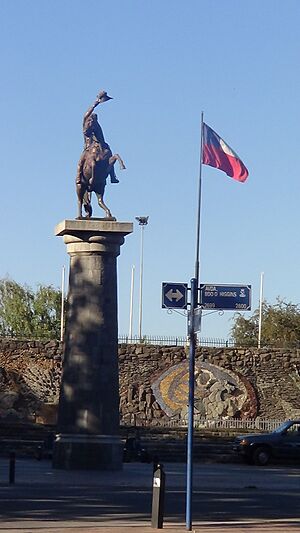 Archivo:Chillán Viejo - 2014 - Parque Monumental Bernardo O'Higgins - Monumento y Mural