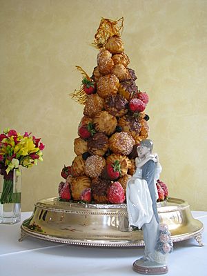 Archivo:Croquembouche wedding cake