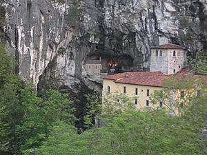 Archivo:Cueva de Santa María - Covadonga