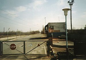 Archivo:Entrance to zone of alienation around Chernobyl