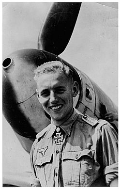 Erich Hartmann voor zijn Bf 109 (G-6).jpg