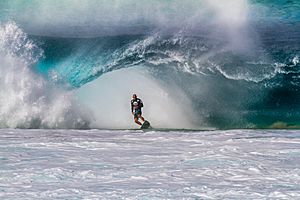 Archivo:Escaping the jaws of a Banzai Pipeline wave