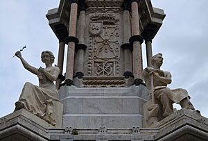 Archivo:Estàtues del monument als furs de Pamplona