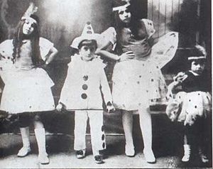 Archivo:Eva Perón y sus hermanos -carnaval-1921