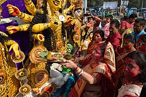 Archivo:Farewell Ritual - Durga Idol Immersion Ceremony - Baja Kadamtala Ghat - Kolkata 2012-10-24 1425