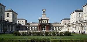 Archivo:HôpitalLariboisièreCourIntérieur1