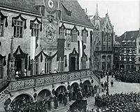 Archivo:Heilbronn, Altes Rathaus, Freitreppe, Ansprache von König Wilhelm II. am 09.11.1906 zum 100jährigen Jubiläum des Füsilierregiments (4. Württembergisches Infanterie-Regiment Nr. 122)