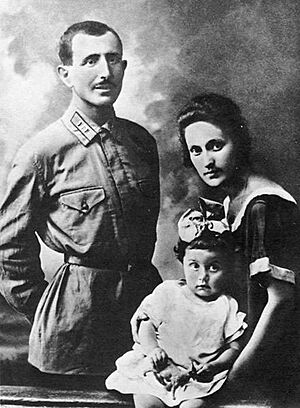 Archivo:Hovhannes Bagramyan young officer with family wife and daughter