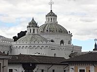 Archivo:Iglesia de la Compañía (Quito) photographed from Plaza San Francisco