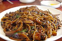 Archivo:Korean black bean noodle dish-Jaengban Jajangmyeon-01
