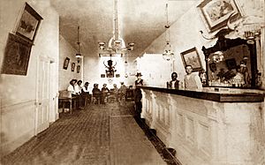 Archivo:Long Branch Saloon interior