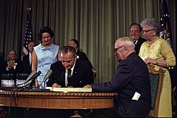 Archivo:Lyndon Johnson signing Medicare bill, with Harry Truman, July 30, 1965