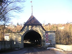 Archivo:Neubrügg Südportal