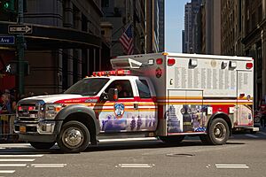 Archivo:New York Fire Department Ambulance at Pulaski Day Parade, 20231001 1350 1160