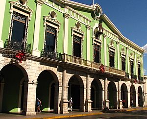 Archivo:Palacio de Gobierno in green - Merida Yuc Mex