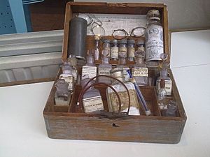 Archivo:Pharmacie voyage ancienne
