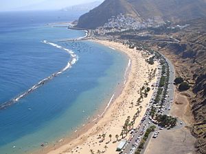 Archivo:Playa de Las Teresitas en Santa Cruz