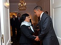 Archivo:President Obama Greets Kyrgyzstan President Otunbayeva (5029828442)