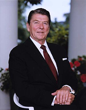 Archivo:President Reagan posing outside the oval office 1983
