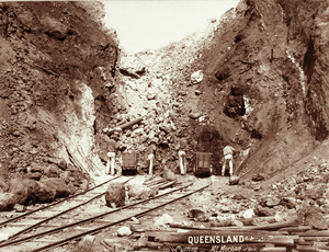 Archivo:Queensland State Archives 2322 Four miners at face of cutting Mount Morgan 1897