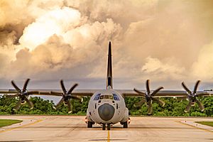 Archivo:RAAF 37SQN C-130J Hercules taxis in for an overnight stop at Christmas Island Airport
