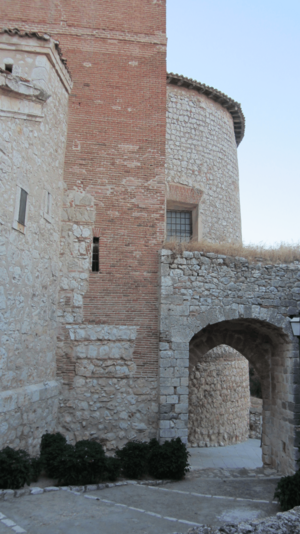 Archivo:Santorcaz (Madrid) Castillo de Torremocha, arco (RPS 26-07-2013)