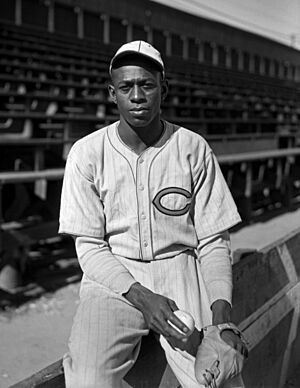 Archivo:Satchel Paige seated next to bleachers (2)