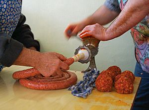 Archivo:Sausage making-H-1