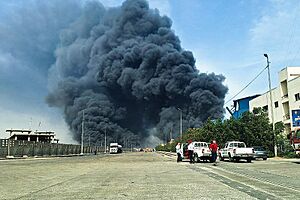 Archivo:Smoke billowing from Shahid Rajaee port explosion, 26 April 2025